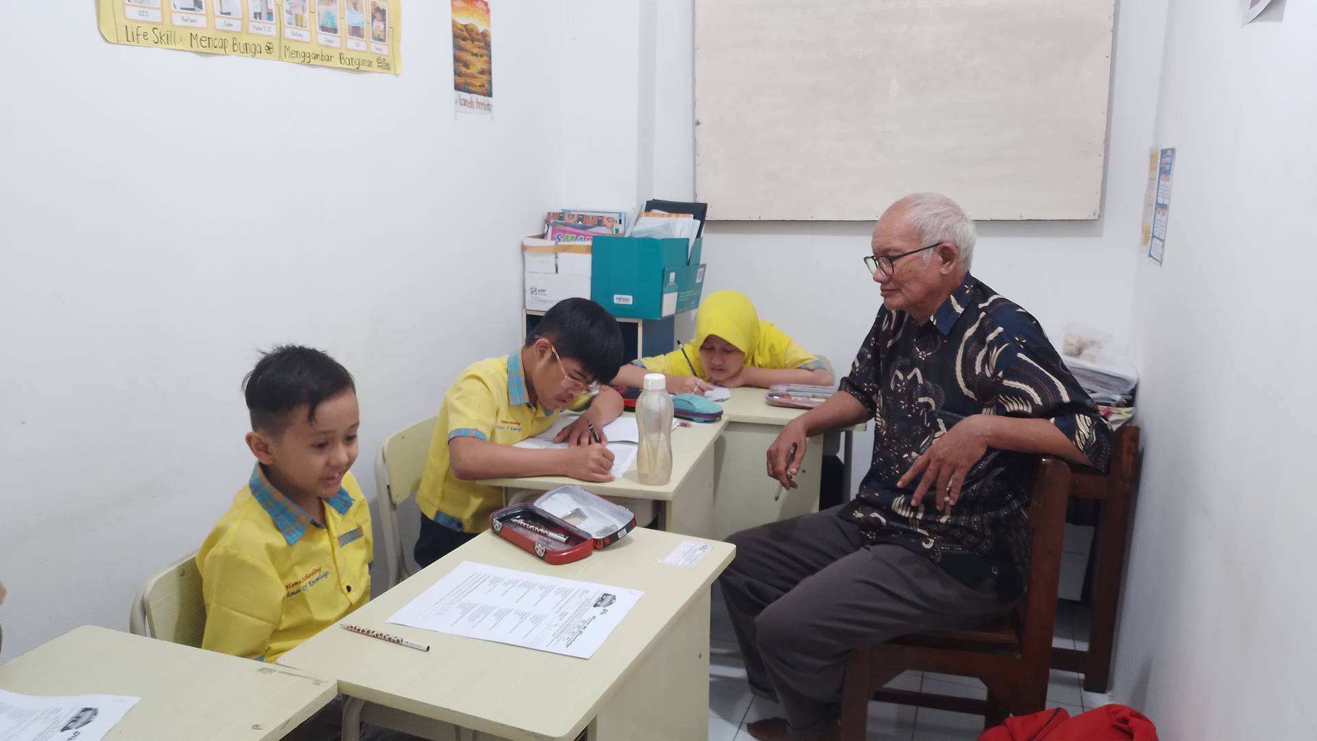 Semarak Awal Semester di HOK: Upacara Bendera Hingga Keseruan Pesta Kelas